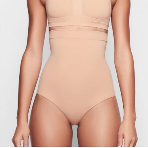 SKIMS SEAMLESS SCULPT HIGH WAISTED BRIEF SIZE SMALL - Picture 2 of 8